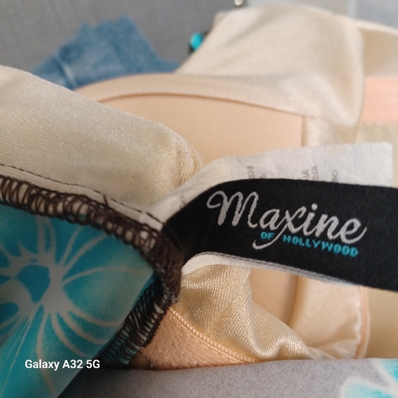 Maxine of Hollywood Cream and Blue Swimwear Size 16 - Picture 2 of 11